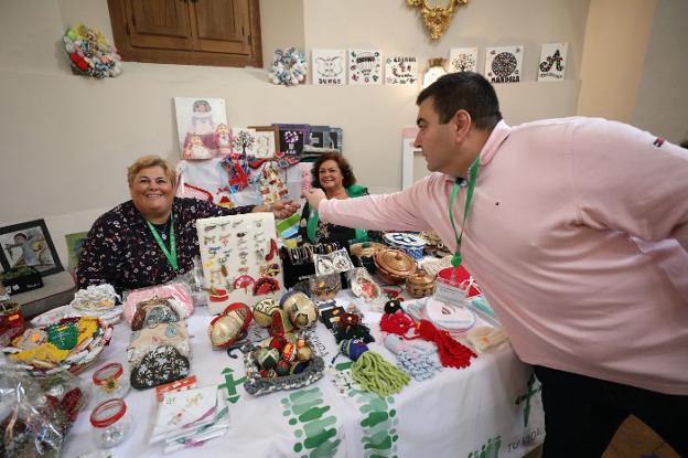 El mercadillo solidario contra el cáncer, celebrado este año en el Parador de Mérida