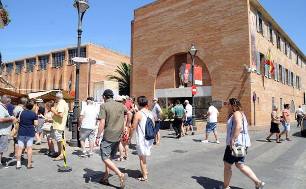 Cuatro jóvenes con diversidad funcional participan en un programa de inserción laboral en el Museo Romano de Mérida