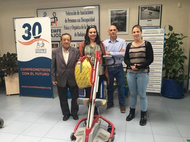 Alcer entrega una silla y una grúa