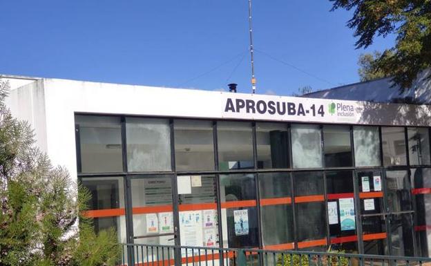 La cofradía de las Descalzas de Badajoz compra una grúa sanitaria para Aprosuba 3