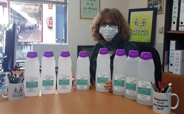 Cristian Lay dona un amplio lote de gel hidroalcohólico a Cocemfe Badajoz