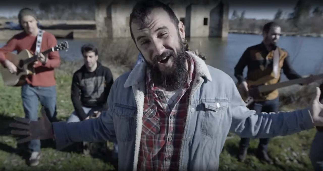 Diván Du Don canta para las familias más necesitadas