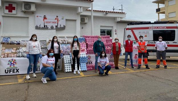 Cruz Roja Villanueva reparte caramelos y dulces donados por feriantes