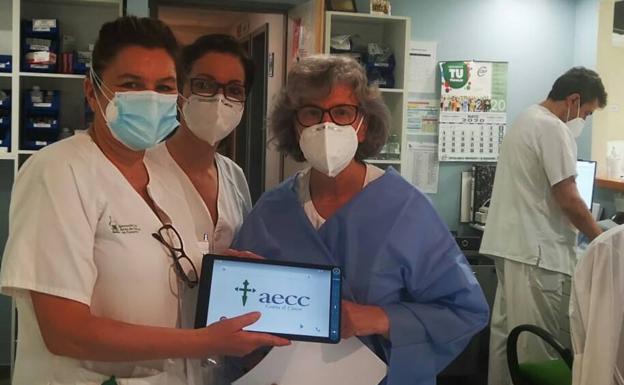 Orange dona a la AECC tablets para los Hospitales de Cáceres