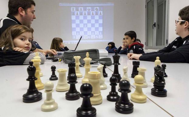 RedCor organiza un torneo de ajedrez para financiar bonos de alimentación
