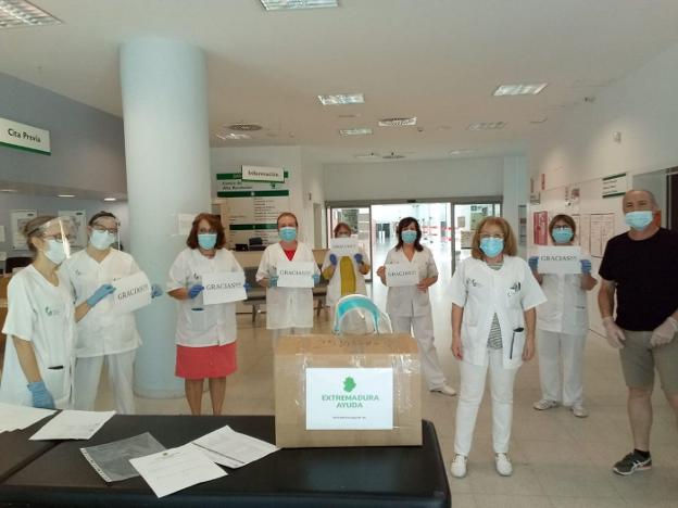 'Extremadura Ayuda' compra batas y pantallas para el SES y residencias