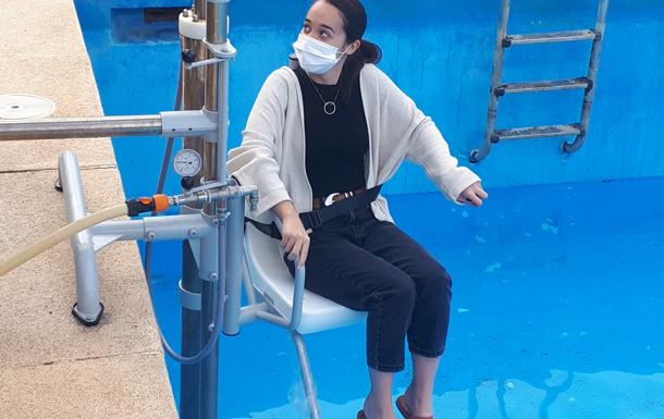 La Rucab instala una silla hidráulica en su piscina