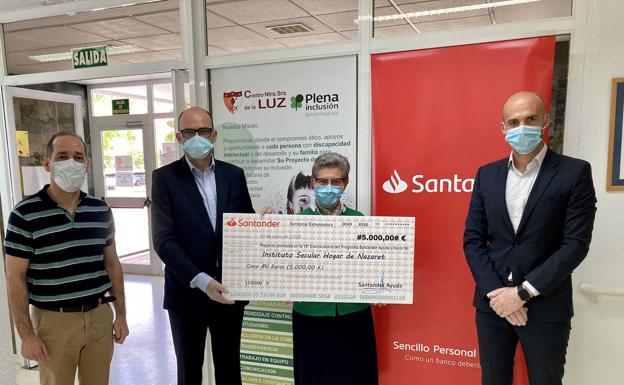Tres oenegés extremeñas, beneficiarias del programa Santander Ayuda