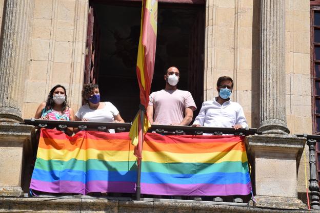 La bandera arcoíris ondeará durante una semana del balcón del Ayuntamiento de Trujillo