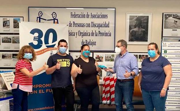 Apamex entrega mascarillas con ventanilla transparente de forma gratuita