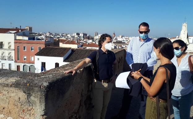 Apamex concreta la propuesta de accesibilidad en tres puntos de la Alcazaba de Badajoz