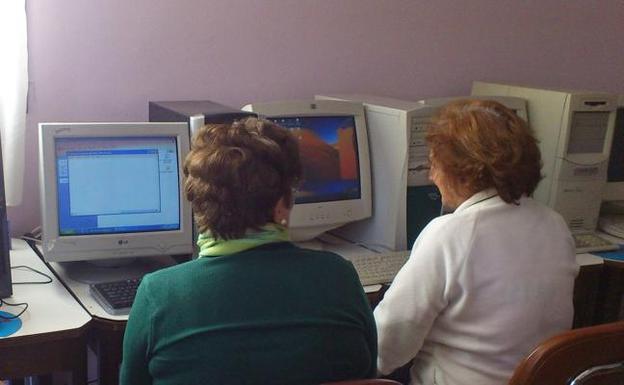 La Plataforma del Voluntariado imparte formación en programas virtuales a mayores