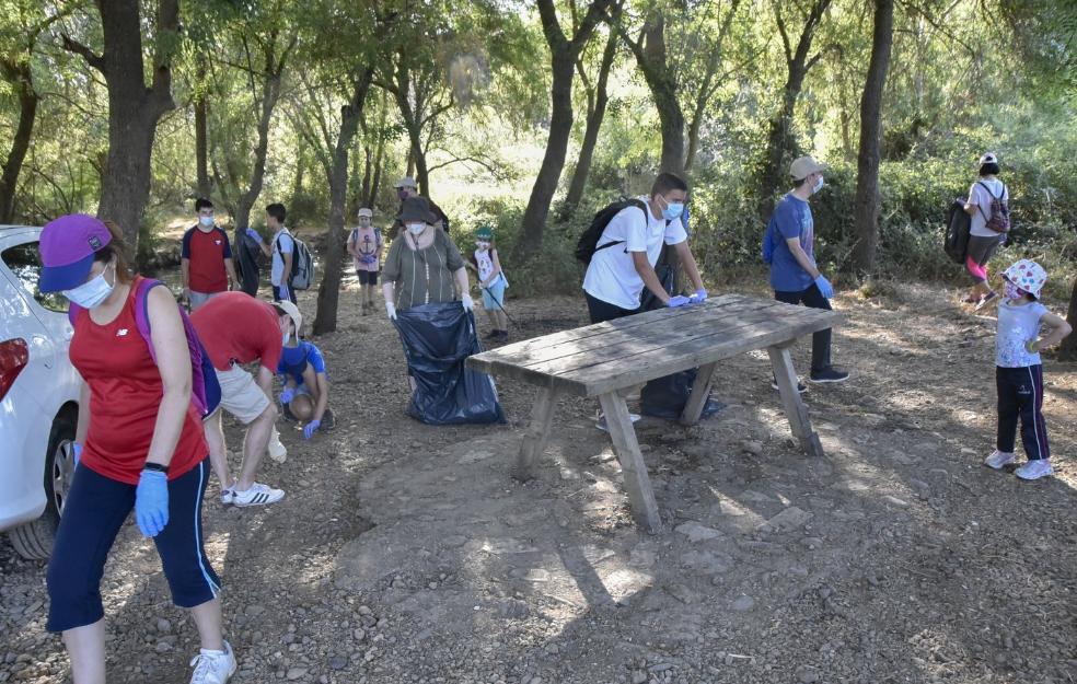 Una tropa para limpiar el río Gévora