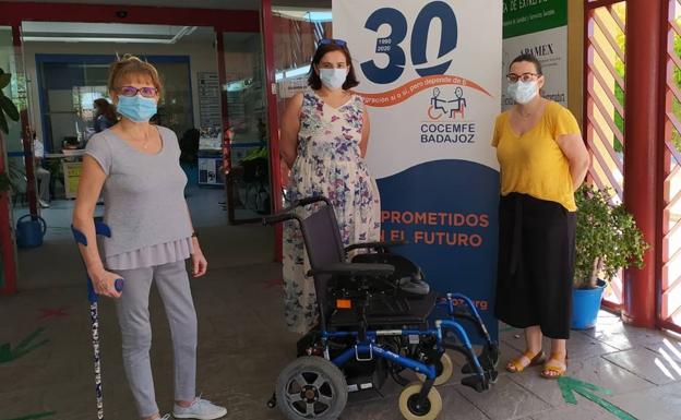 Alcer Badajoz recibe una silla de ruedas eléctrica que entregará a uno de sus usuarios