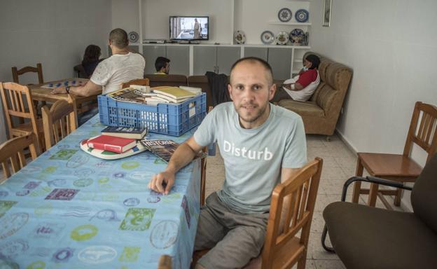 El albergue de Cáritas en la calle Bravo Murillo de Badajoz atiende a una veintena de usuarios diarios