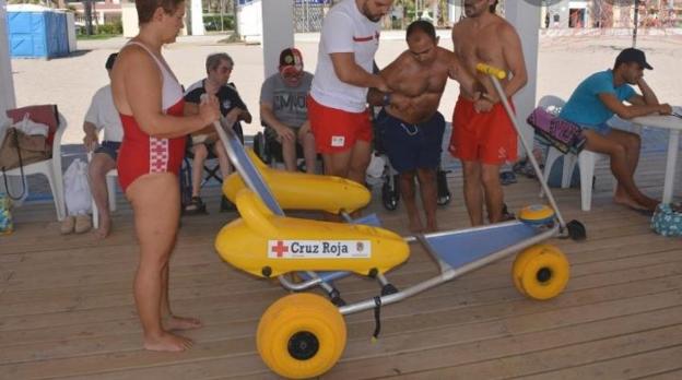 Cruz Roja recupera el servicio de baño adaptado en el embalse de Proserpina