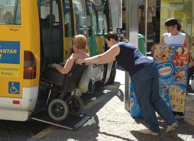 Más de un centenar de paradas de bus de Badajoz se han hecho accesibles