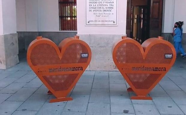 Stone&Music Festival dona al Ayuntamiento de Mérida cinco contenedores para recoger tapones de plástico