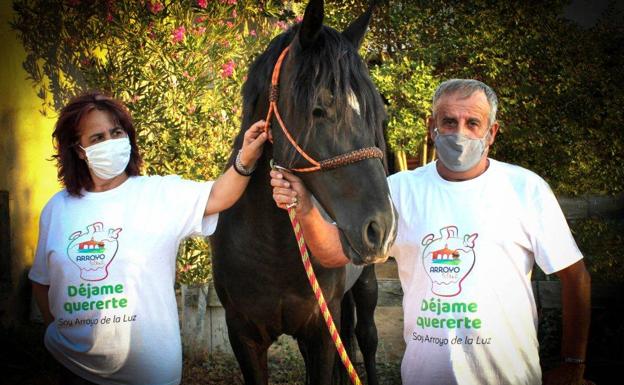 Arroyo de la Luz diseña camisetas para financiar un jardín en honor a las víctimas de la pandemia