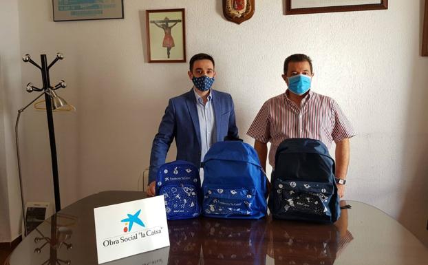 La Obra Social 'La Caixa' reparte material escolar entre las familias vulnerables