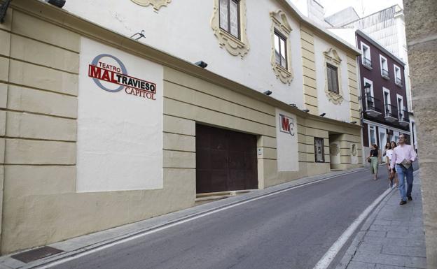 El grupo de teatro de personas refugiadas La Resistance actúa en Maltravieso