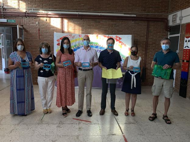 Cocemfe entrega mascarillas que muestran la boca para comunicarse con niños discapacitados auditivos
