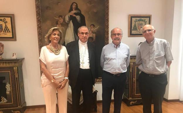 El arzobispo de Mérida-Badajoz se reúne con la presidenta del Banco de Alimentos