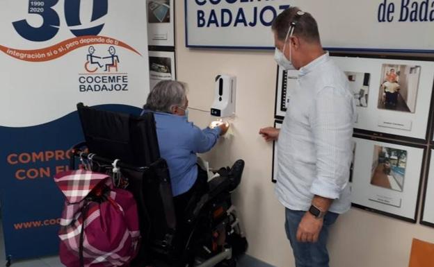 Maktub Digital dona a Cocemfe un lector accesible de temperatura