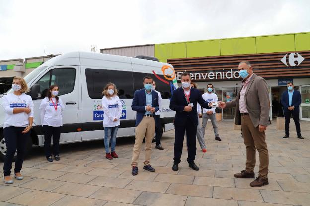 Inclusives estrena furgoneta para el traslado de 180 usuarios