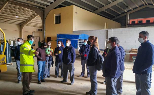 Miembros de Plena Inclusión de Don Benito visitan el Vivero Provincial de la Diputación de Badajoz