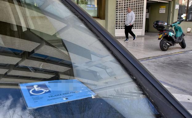 Apamex urge al Ayuntamiento de Badajoz a aprobar la ordenanza sobre las tarjetas de estacionamiento