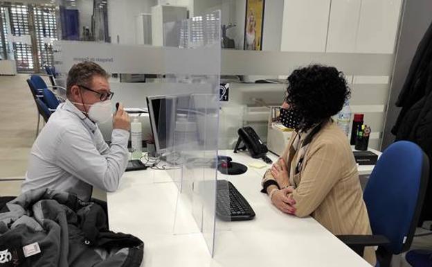 Banca Pueyo adapta un puesto a una persona con discapacidad auditiva