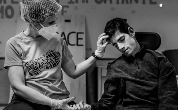 La instantánea 'Contacto' gana el XVIII concurso de fotografía 'Las personas con discapacidad en la vida cotidiana'