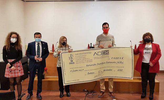 Los estudiantes de la Hernán Cortés recaudan 4.000 euros para la AOEx