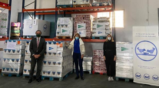 El Corte Ingles e Hipercor entregan 18 toneladas de comida al Banco de Alimentos de Badajoz