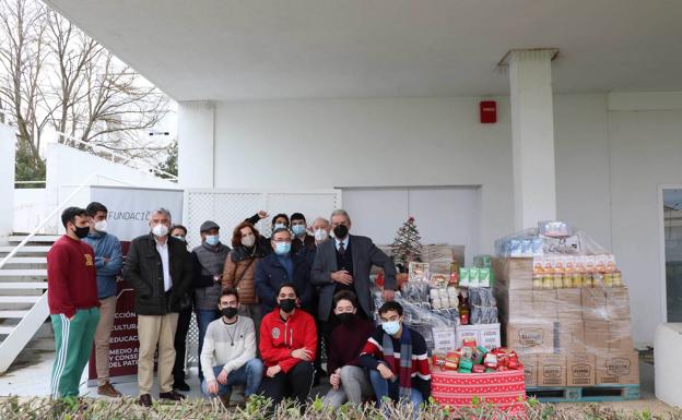 Los residentes de la RUCAB entregan la donación de alimentos a Cáritas Parroquial