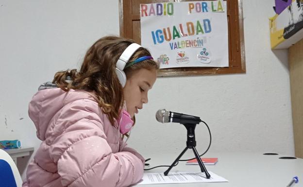 Alumnos de Valdencín emiten su primer programa de radio sobre la igualdad