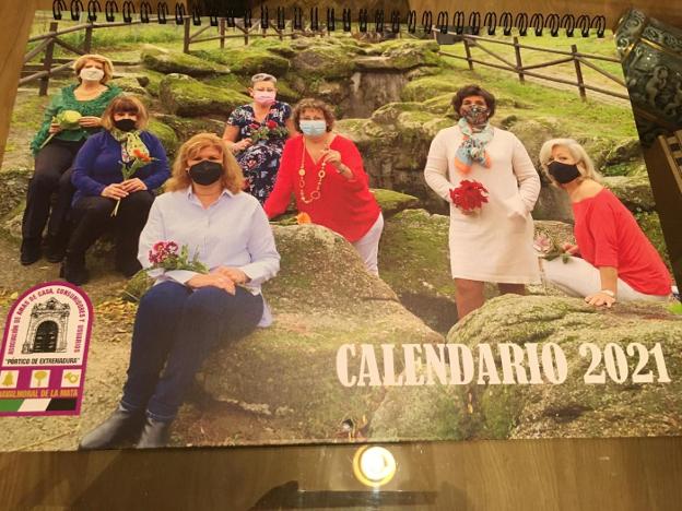 Las amas de casa de Navalmoral editan y venden un calendario solidario