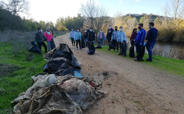 Voluntarios identifican más 1400 objetos tirados en espacios naturales de siete localidades