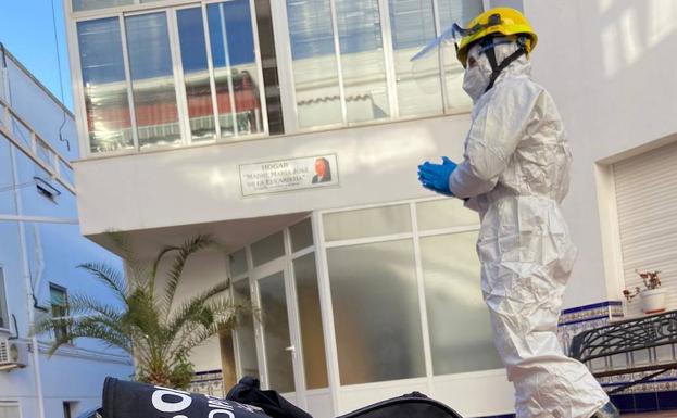 Los bomberos del Consorcio Provincial de Badajoz combaten la covid en las residencias de mayores