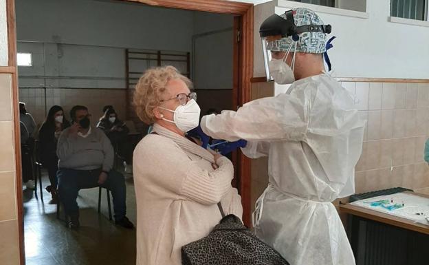 Usuarios y trabajadores de Plena Inclusión Cabeza del Buey reciben la segunda dosis