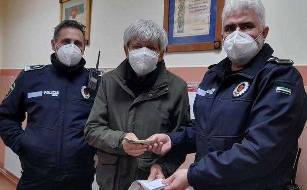 Una mujer entrega a la Policía de Mérida un sobre que había encontrado con casi 2.600 euros