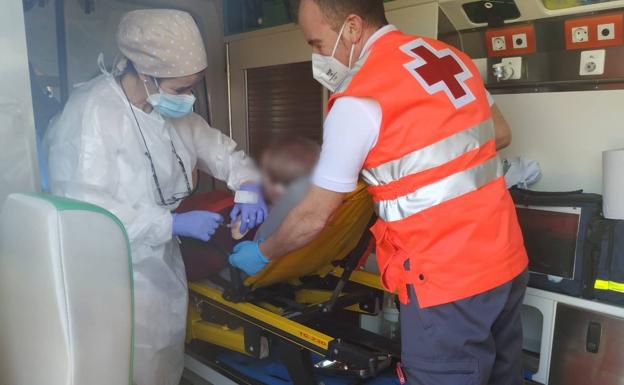 Voluntarios de Cruz Roja colaboran con la vacunación de mayores y dependientes en la región