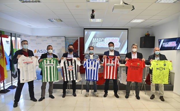 Los veteranos del CD Badajoz sortean cerca de 30 camisetas en favor de Aspace