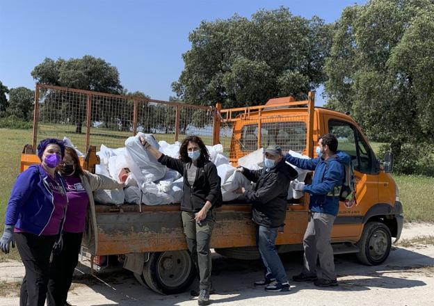 Voluntarios recogen 500 kilos de basura junto al pantano en Peraleda de la Mata