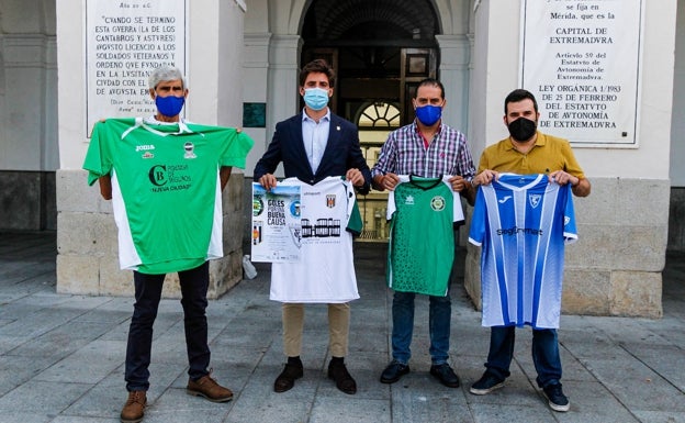 Las Tres Caídas de Mérida organiza un torneo de veteranos de fútbol para ayudar a Cáritas