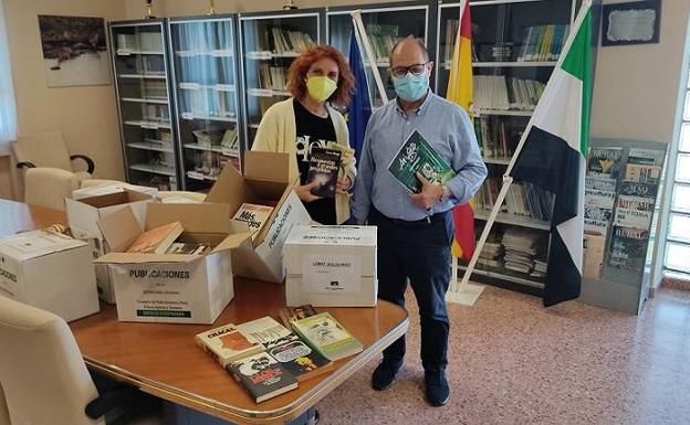 Funcionarios de la Junta donan libros a los Centros de Formación Rural de Don Benito y Navalmoral