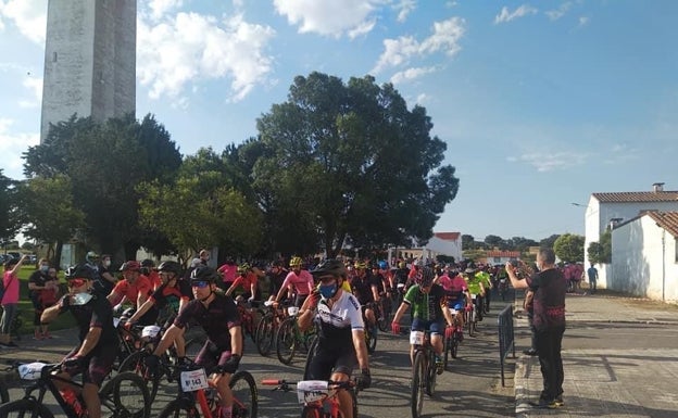 'Corazones rosas' recauda 6.830 euros para cinco desfibriladores