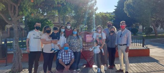Instalan un corazón solidario para Valeria en la plaza de la Libertad de Esparragalejo