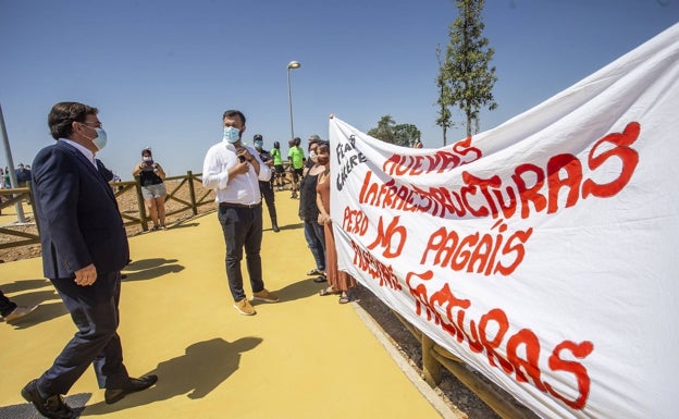 Trabajadores de Feafes Cáceres denuncian su situación laboral ante el presidente extremeño
